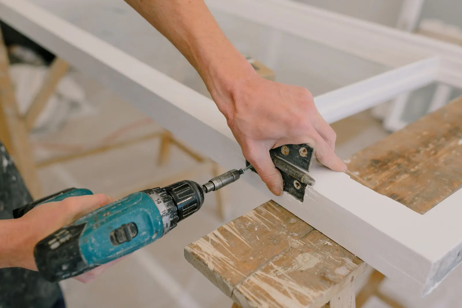 Fitting a hinge to a cabinet