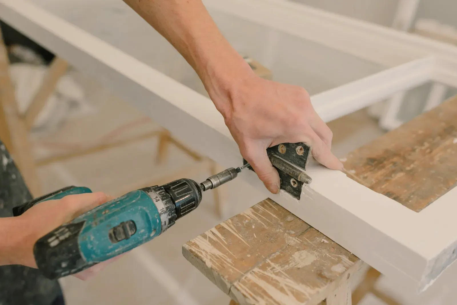 Fitting a hinge to a cabinet