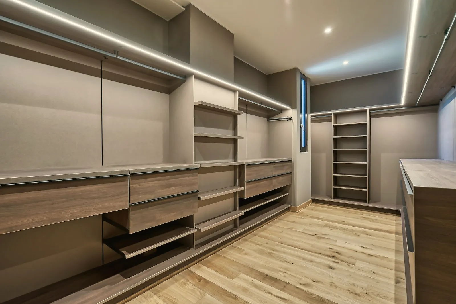 Walk-in wardrobe with open shelving